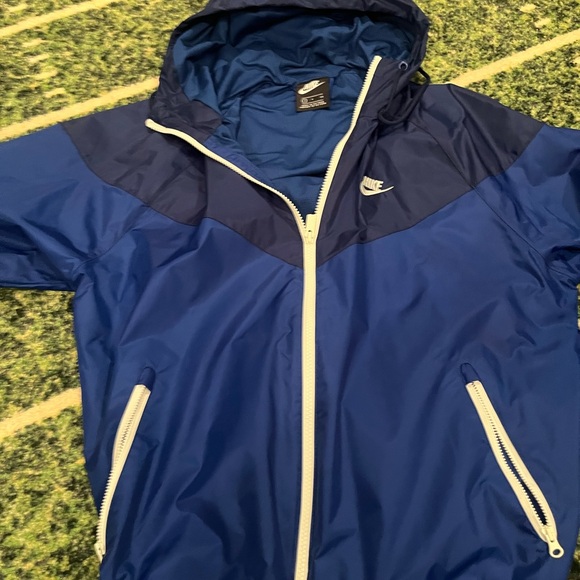 New NIKE track windbreaker jacket. New & just an awesome jacket for any season.👟 - Picture 6 of 6